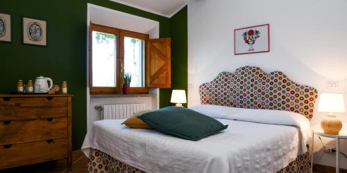 卡普阿Masseria GiòSole的一间卧室配有一张带绿色墙壁的床