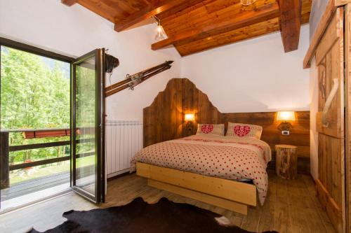 梅扎纳B&B La locanda delle pulci Bio Welness的一间卧室设有一张床和一个大窗户