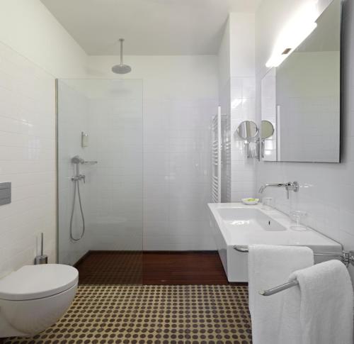 波尔图潘苏鸥非波特酒店的白色的浴室设有卫生间和水槽。