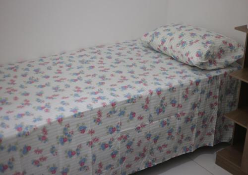 Paulo AfonsoResidencial Dom Laurindo的一张带花卉床罩和枕头的床
