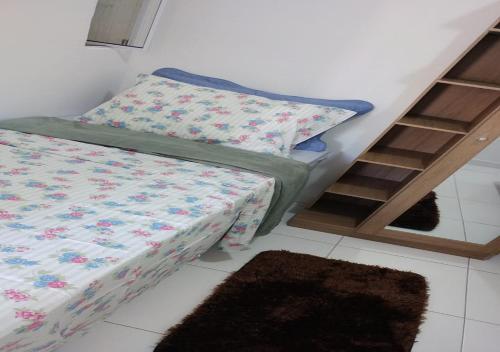 Paulo AfonsoResidencial Dom Laurindo的小卧室设有一张床和梯子