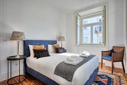 里斯本MyPlaceLisbon - Luxury Trindade III的一间卧室设有一张大床和一个窗户。