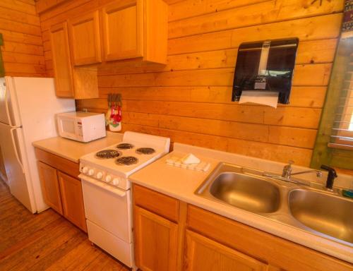 MedinaMedina Highpoint RV Resort的一间带白色炉灶的厨房 水槽旁的顶部烤箱