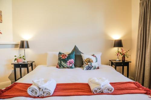 塔南达马塔罗度假屋的一间卧室配有带毛巾的床