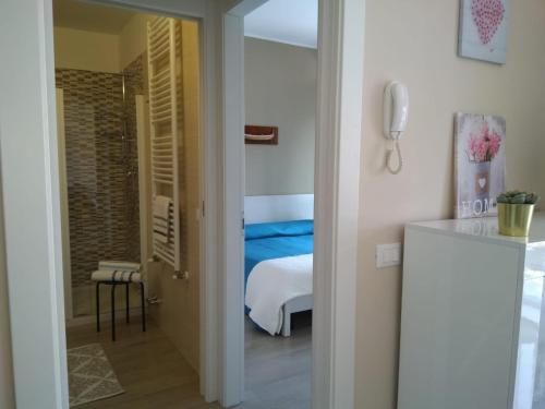 巴韦诺Danilo Apartments的客房设有带一张床和一部电话的卧室。