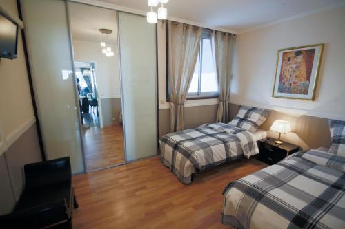 圣罗兰度瓦Sea view luxury apartment的酒店客房,设有两张床和镜子