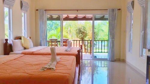 盼武里KP山海滩酒店的一间卧室设有两张床和一个美景阳台
