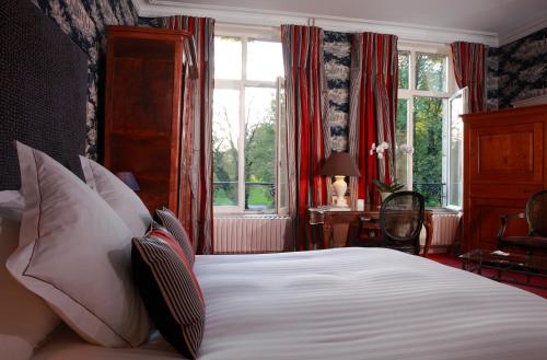 赫黑维尔达多门尼勒城堡酒店的一间卧室设有一张大床和一个窗户。