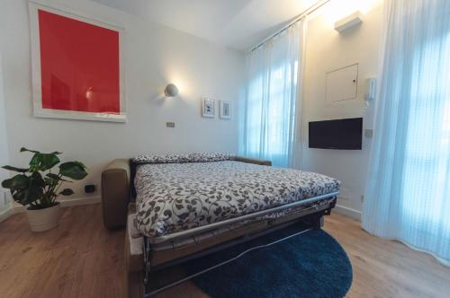 都灵Accogliente monolocale alla Gran Madre的一间卧室设有一张床和一个大窗户