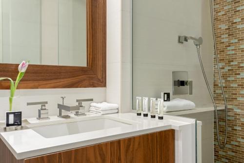 纽约纽约酒店的浴室配有白色水槽和淋浴。