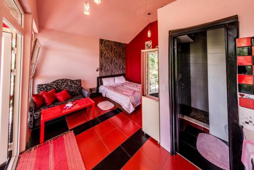 ShilagalyayVIP Red Love house for 2的红色的客厅配有沙发和窗户
