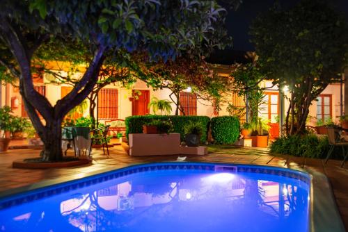 弗赖本托斯Posada del Frayle Bentos的夜晚在房子的院子中的一个游泳池