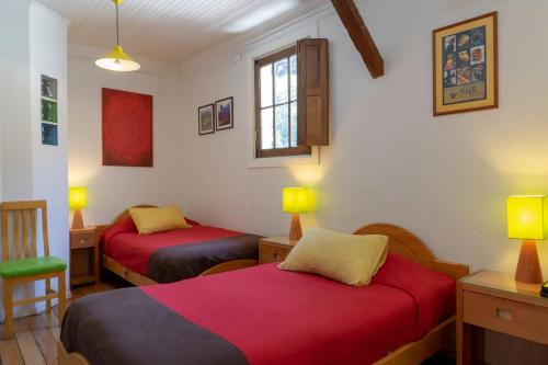 圣地亚哥亚马逊河旅舍的客房设有两张床、一张桌子和一个窗户。