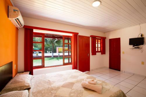 马拉塔伊济斯Pousada dos Gravatais的一间卧室设有一张床和一个窗口