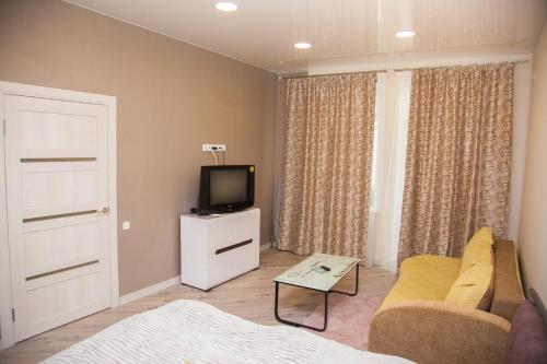 1 room Apartment on str. 80 Nezalezhnoi Ukrainy. Luxury class的电视和/或娱乐中心