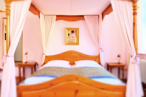 迪森阿姆阿梅尔塞茅乐哈索酒店的一间卧室配有一张木床和天篷