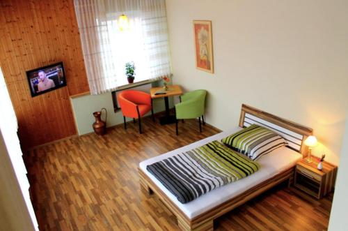 伦格里希Hotel-Cafe Maxx的卧室配有一张床和一张桌子及椅子