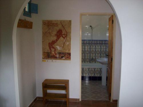 莫拉塔利亚Casa Trotamundos的走廊设有拱门,通往浴室