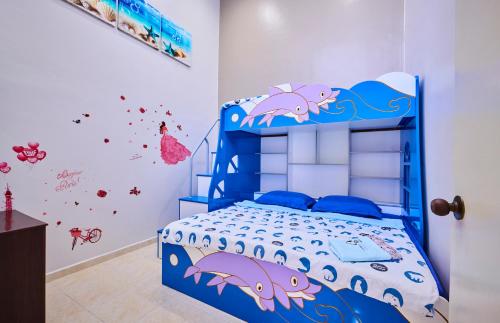 马六甲马六甲媖。缘名宿的一间卧室配有蓝色的床,上面有鱼