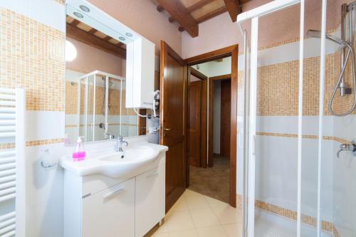 里里耶沃基拉蒂尼艾伦科斯塔住宿加早餐旅馆的一间带水槽和淋浴的浴室