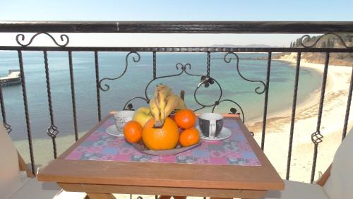 内塞伯尔阿克罗蒂里亚海滩公寓大楼 的阳台上的桌子上放着一碗水果