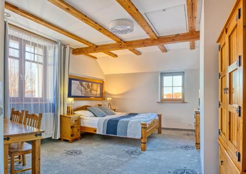 皮什约瑟康拉德酒店的一间卧室配有一张床和一张桌子