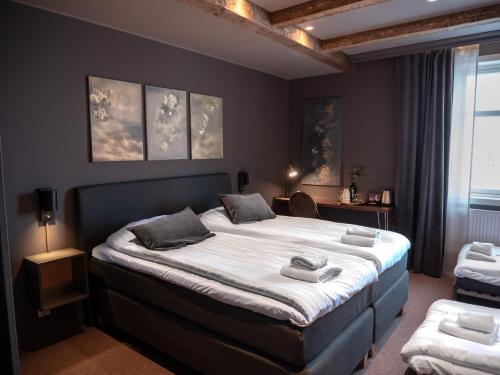 卡利克斯Hotell Gamla Staden的一间卧室配有一张大床和两个枕头