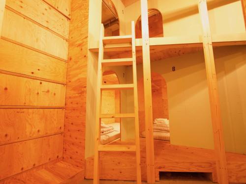 石垣岛海福石垣宾馆的小屋内带双层床的房间