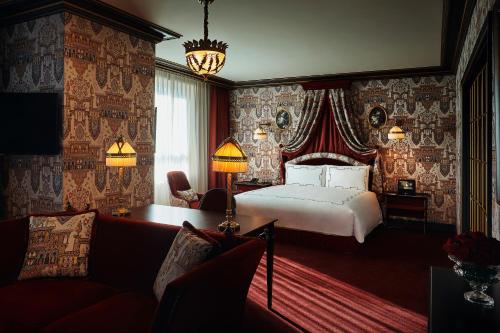 莱斯盖普酒店客房内的一张或多张床位