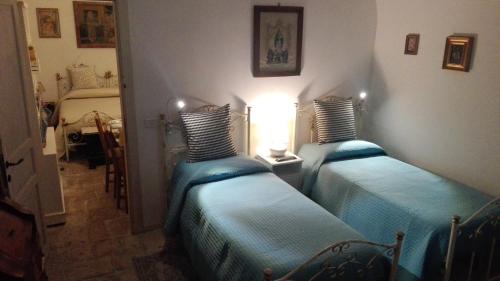 巴里隆戈德贝利斯别墅住宿加早餐旅馆的卧室的客房内配有2张蓝色的床
