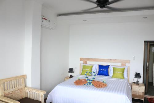 艾湄湾阿卢尔海滩民宿的一间卧室配有一张带吊扇的床