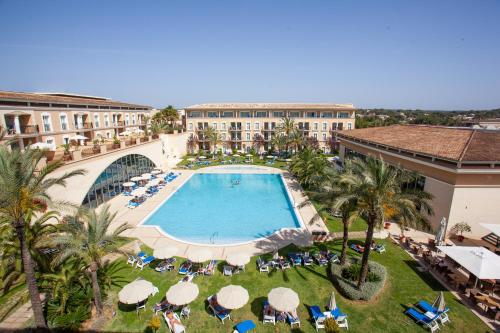帕尔马海滩普拉亚德帕尔马套房＆Spa集团酒店的享有带游泳池的度假村的空中景致