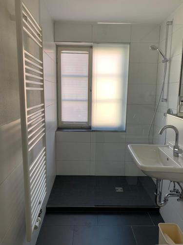林道加斯托夫史蒂夫特酒店的白色的浴室设有水槽和窗户。