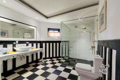 努沃勒埃利耶Oliphant Boutique Villa by Amaya的浴室铺有黑白格子地板。