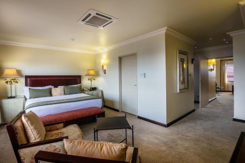 哈博罗内克雷斯塔总统酒店 的酒店客房,配有床和沙发