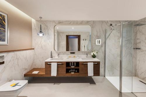 伊斯坦布尔Elite World Grand Istanbul Küçükyalı的一间带水槽和镜子的浴室