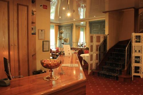 里昂富驰酒店的一间房间,上面有玻璃碗