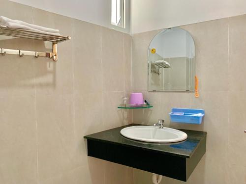 邦美蜀Thanh Ngọc Motel的一间带水槽和镜子的浴室
