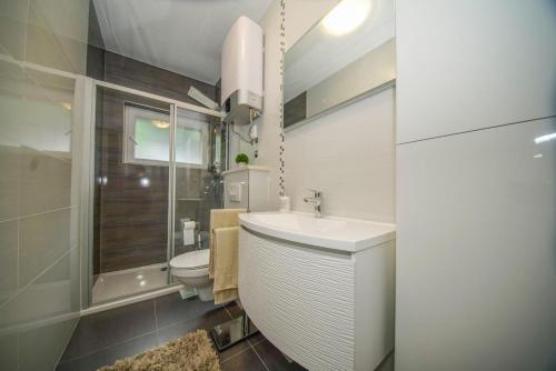 斯普利特卡Apartman Mate的浴室配有白色水槽和卫生间。