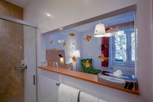 维也纳阿尔特多瑙河海滩酒店的一间带水槽和镜子的浴室