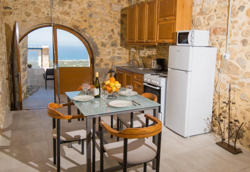 马鲁拉斯Veranda Apartment的厨房配有桌子和白色冰箱。