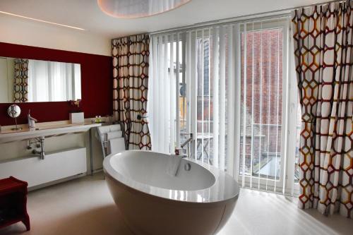 根特PPP宾馆酒店的窗户前带大浴缸的浴室