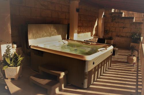 波维尔亚Villa Libana的带楼梯的客房内的按摩浴缸