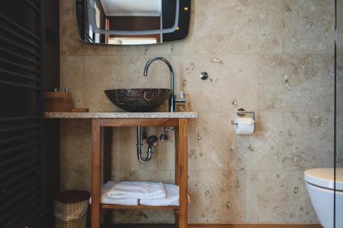 杜伊斯堡尼特龙公寓和酒店的一间带水槽和镜子的浴室
