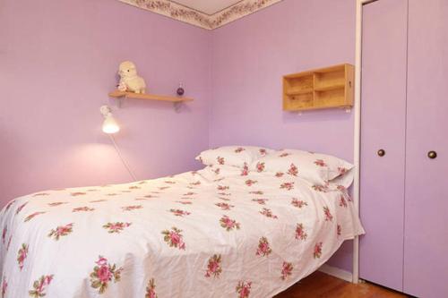 米西索加Private Room near Airport的卧室配有带白色棉被和泰迪熊的床