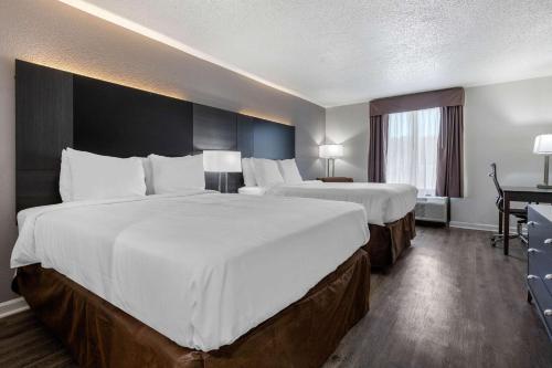 康威Econo Lodge at the University的酒店客房配有两张床和一张书桌