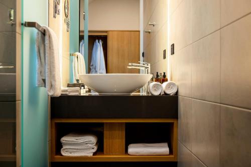 里士满Prospect Country House & Restaurant的浴室配有盥洗盆和带毛巾的台面。