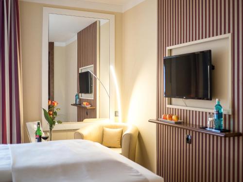 特罗斯多夫普利姆勒酒店的配有一张床和一台平面电视的酒店客房