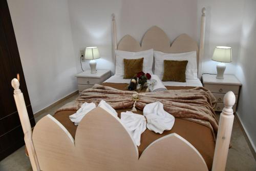 卡米拉日Kleopatra Apartment的一间卧室配有一张大床和两盏灯