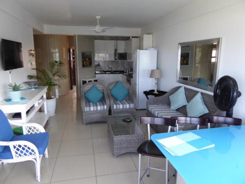 阿曼济姆托蒂Seaview Apartment Amanzimtoti的客厅配有沙发和桌子